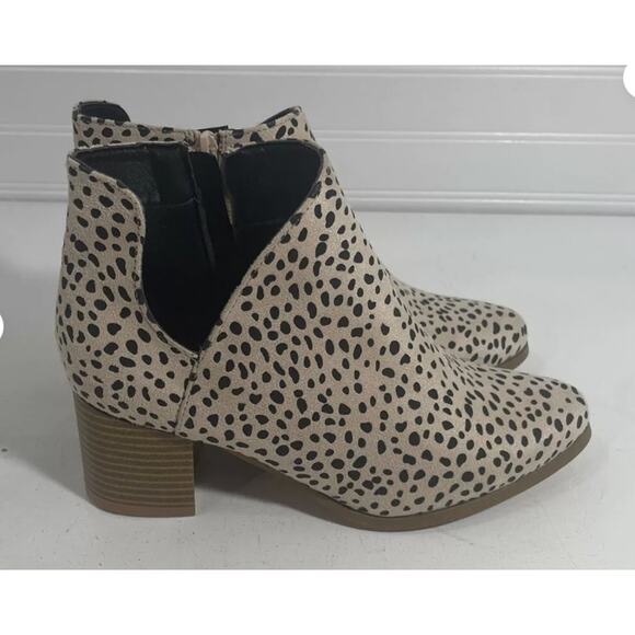 Jolimall Spotted Faux Suede Ankle Boots Outer V Cut Accent 2" Heel Zipper Size 5 - Picture 1 of 8